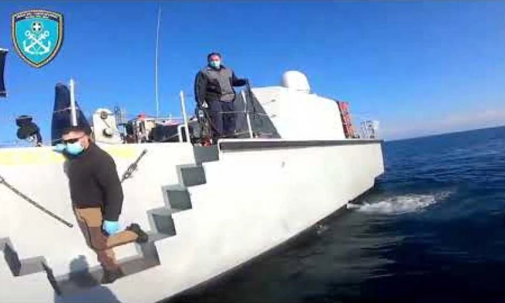 Λέσβος: Απεγκλωβίστηκαν 42 άτομα από βραχονησίδα- Εντοπίστηκαν 25 αλλοδαποί στην Γαύδο (Βίντεο)
